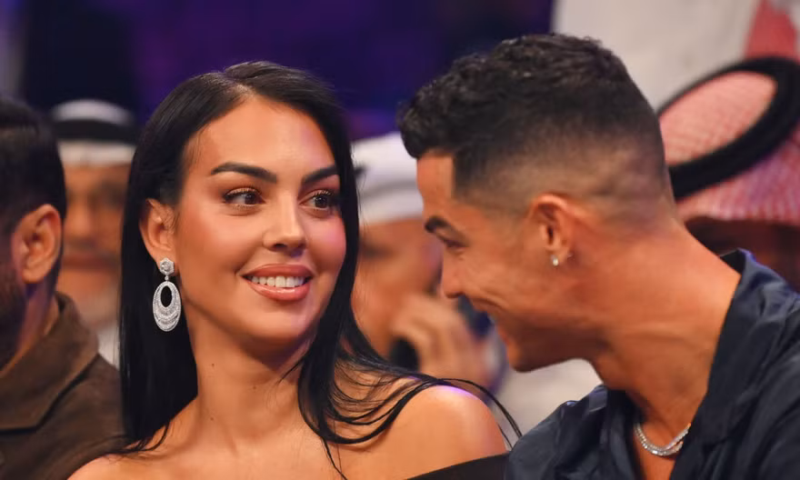 Hot trở lại bức ảnh 'sáng đi làm bằng xe buýt, chiều lên siêu xe' của vợ Ronaldo