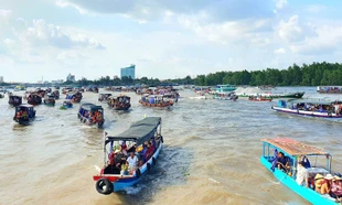 Hàng trăm ghe tàu nối đuôi nhau đổ ra sông Hậu