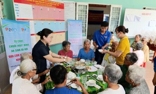 Rộn ràng không khí ngày hội bầu cử qua các hoạt động an sinh của sinh viên Trà Vinh