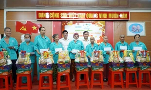 Bạn trẻ mang Tết đến bệnh nhân ung thư tại Cần Thơ