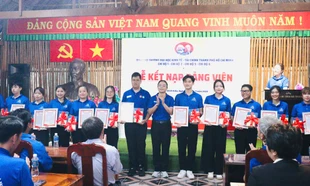 14 sinh viên tình nguyện được kết nạp Đảng tại mặt trận Đồng Tháp