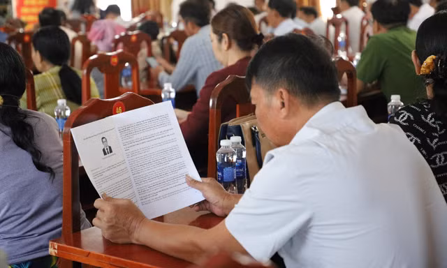 Cử tri kiến nghị có giải pháp bình ổn giá vật tư nông nghiệp, khắc phục sạt lở đê