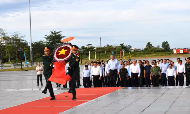 Tổng Bí thư Tô Lâm dâng hương tưởng niệm Chủ tịch Hồ Chí Minh và các Anh hùng liệt sĩ tại Phú Quốc
