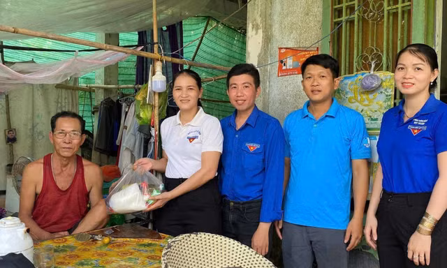 Đoàn thanh niên xã 7 năm bán vé số gây quỹ lan tỏa yêu thương