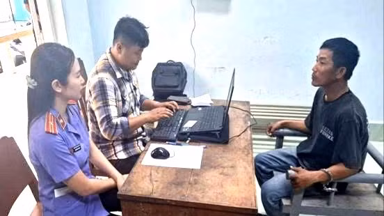 Hai người dân bị tên cướp đâm trọng thương khi áp giải đối tượng về đồn