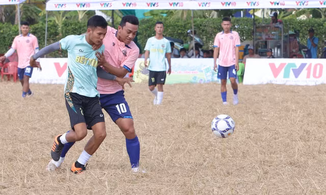 Hơn 800 nông dân Khmer xỏ giày tranh tài đá bóng trên ruộng