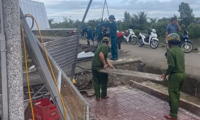 17 căn nhà ở Cà Mau bị sập, tốc mái sau trận lốc xoáy giữa đêm
