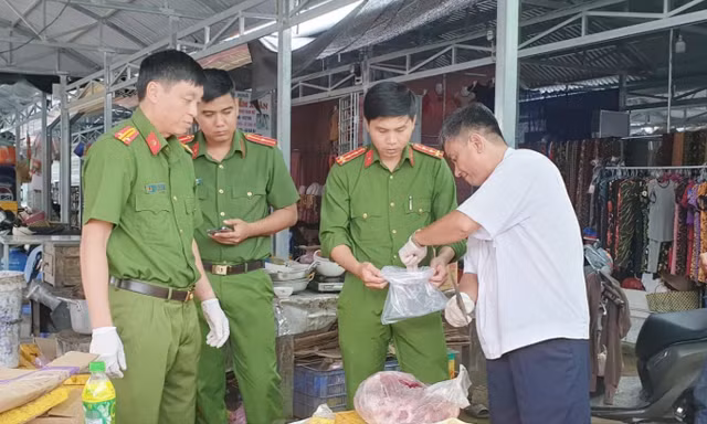 Bắt 3 cán bộ liên quan vụ để hơn 8 tạ thịt lợn nhiễm dịch tuồn ra chợ