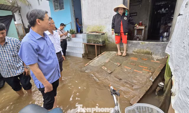Chủ tịch Cần Thơ lội nước khảo sát dự án mở đường đình trệ nhiều năm