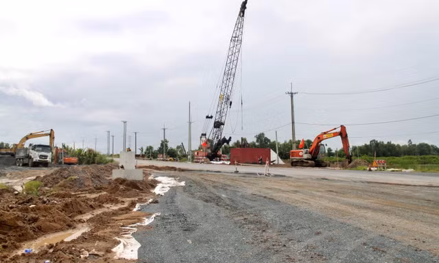 Phấn đấu giữa tháng 12 này bàn giao toàn bộ mặt bằng cao tốc Cà Mau - Đất Mũi