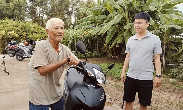 ‘Cần câu cơm’ bị cháy rụi, cụ ông 72 tuổi chạy xe ôm được quyên góp mua xe mới