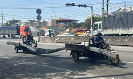 Clip xe ba gác 'cõng' bó sắt dài 10m náo loạn quốc lộ