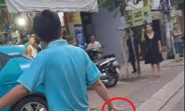 Taxi tông sập tường nhà dân ở TPHCM, nam tài xế cầm dao đi quanh hiện trường