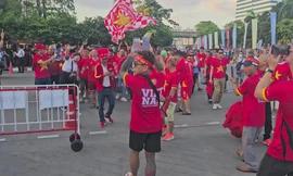 Biển người đỏ rực hát vang 'Việt Nam - Hồ Chí Minh' trước chung kết SEA Games 33 đấu Thái Lan