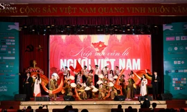 Tân sinh viên Học viện Báo chí Tuyên truyền được Kai Đinh cổ vũ trước năm học mới