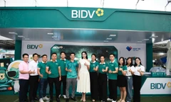 Có điều gì hấp dẫn tại gian hàng BIDV ‘hút' hoa hậu và người trẻ?