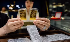Người mua vàng bạc lỗ nặng 