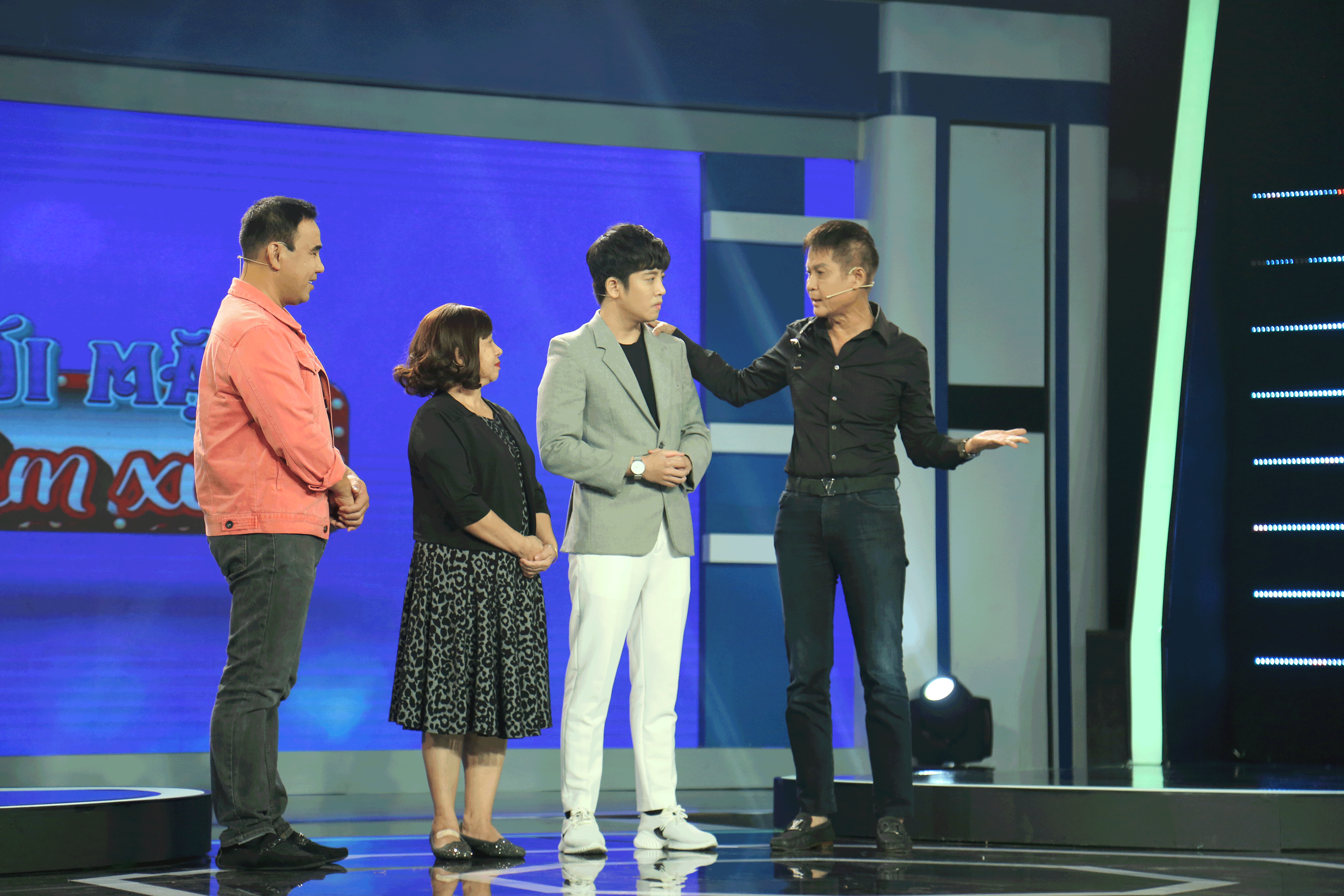 Gây tranh cãi gay gắt, nam MC 30 tuổi vẫn ngủ chung với mẹ lên tiếng ảnh 1