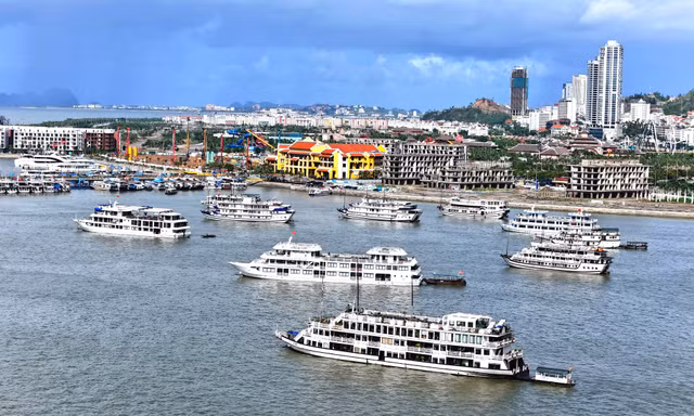 Vịnh Hạ Long - Lan Hạ lần đầu tiên thông tuyến du lịch