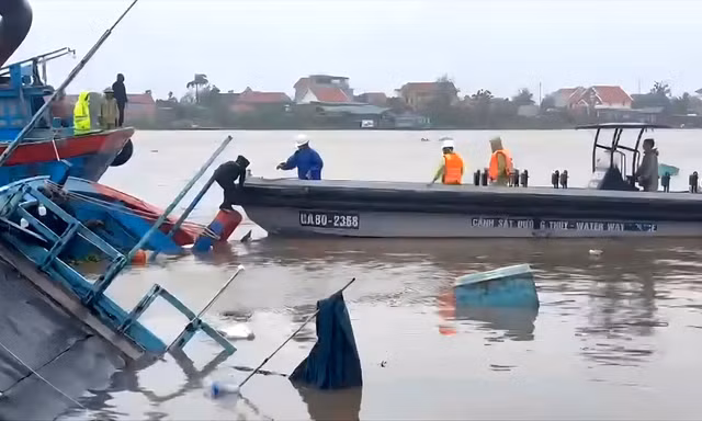Tàu chở 9 thuyền viên bị lật chìm ở Quảng Ninh