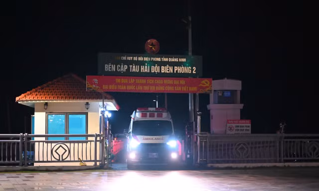 Lật tàu ở Hạ Long: Đưa thi thể 25 nạn nhân vào bờ