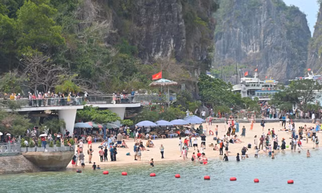 Vịnh Hạ Long nườm nượp người 