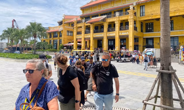 Lý do khách ngoại 'áp đảo' khách nội ở vịnh Hạ Long