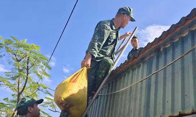 Bộ đội Biên phòng giúp dân chạy bão ở Quảng Ninh