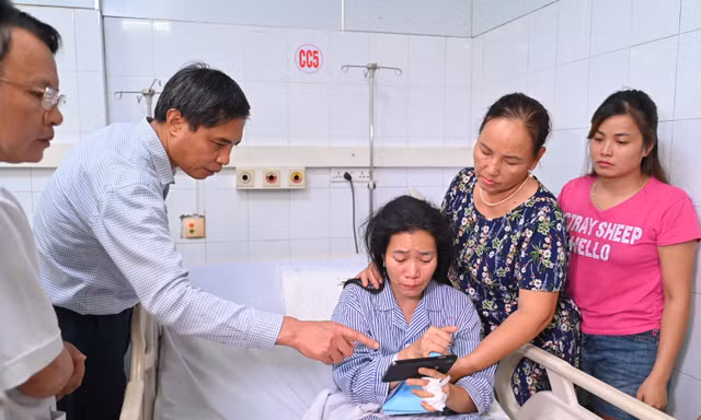 Vụ lật tàu ở Hạ Long: Lời kể của người vợ đang tìm chồng và 2 con mất tích
