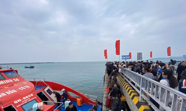 Khách du lịch ùn ùn đi Cô Tô 