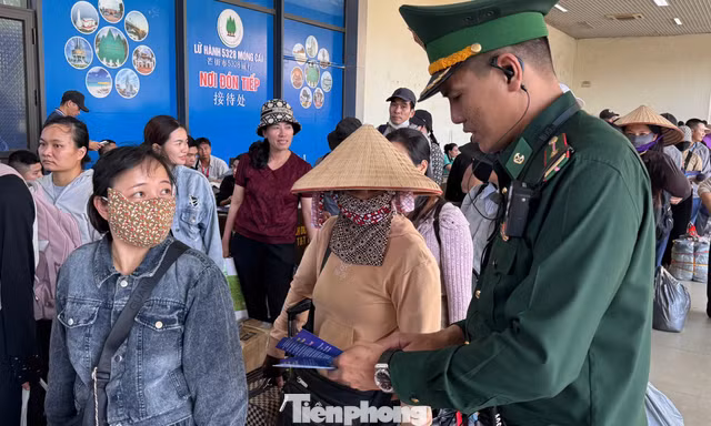 Tăng đột biến người xuất nhập cảnh qua cửa khẩu Móng Cái 