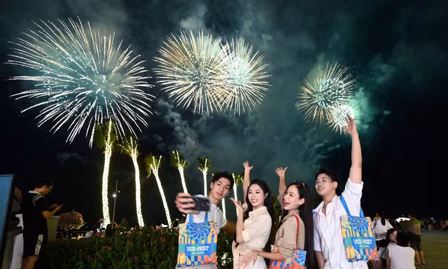 Pháo hoa rực trời thương cảng Hạ Long 