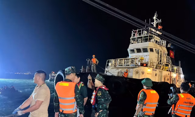 Vụ lật tàu ở Hạ Long: Chạy đua thời gian tìm kiếm nạn nhân mất tích trước ảnh hưởng của bão