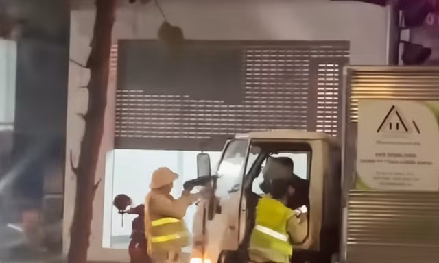 Lái xe tải vi phạm nồng độ cồn, lùi xe đâm ô tô CSGT để bỏ chạy