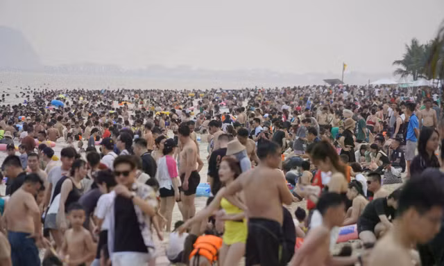 Cô Tô 'cháy' phòng, du thuyền Hạ Long sắp hết chỗ 