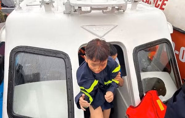 Lời kể của những người sống sót sau vụ lật tàu ở vịnh Hạ Long