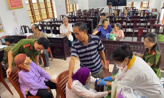 Hai cụ bà gần 100 tuổi gửi mẫu ADN, chờ ngày đón anh trai trở về