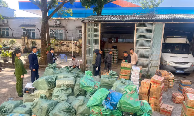 Phát hiện kho xúc xích, chả mực không rõ nguồn gốc ở Móng Cái