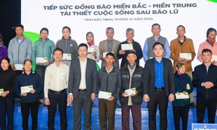 Lãnh đạo Tỉnh ủy và Tỉnh Đoàn Bắc Ninh trao kinh phí hỗ trợ người dân.