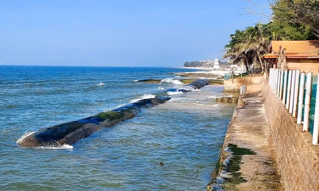 Cận cảnh bờ biển Lâm Đồng nham nhở vì kè tạm