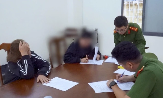 Vận chuyển trái phép hơn 2,3kg vàng, 32 điện thoại iPhone từ Hàn Quốc về Việt Nam