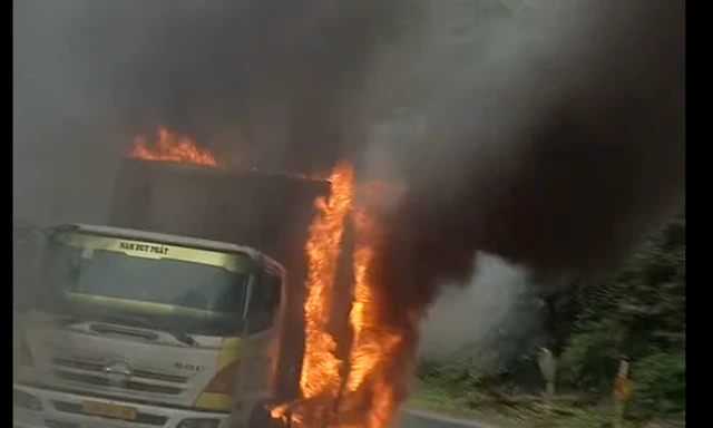 Xe tải bốc cháy dữ dội trên đèo nối Nha Trang - Đà Lạt