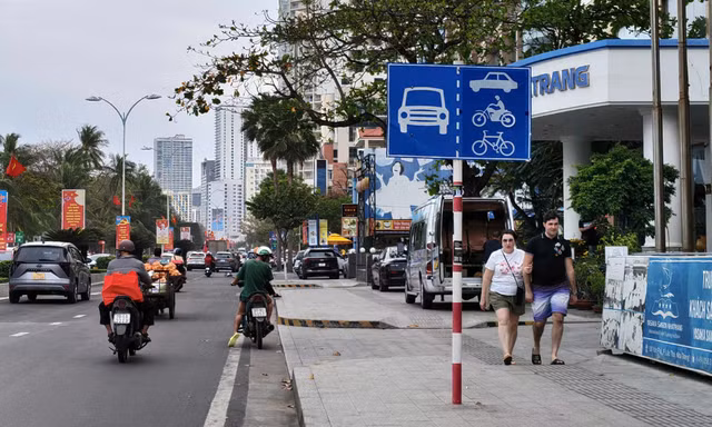 Cho phép ô tô lưu thông chung làn xe máy trên đường Trần Phú ở Nha Trang