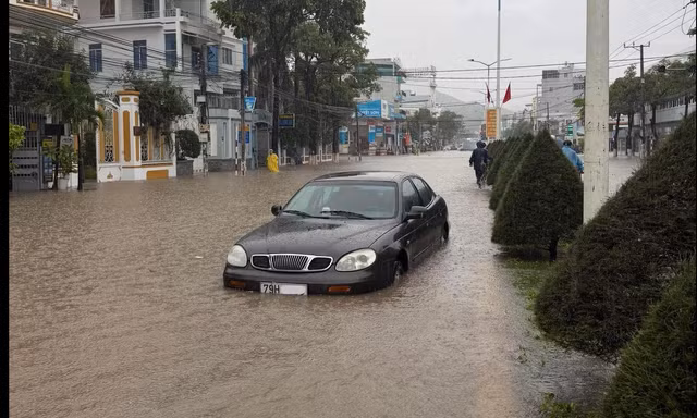 Mưa lớn, nhiều nơi ở Nha Trang ngập nặng