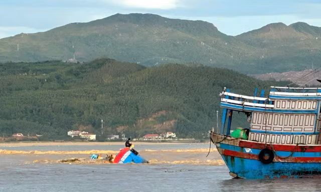 Hai ngư dân thoát chết sau khi bị nước lũ cuốn ra biển