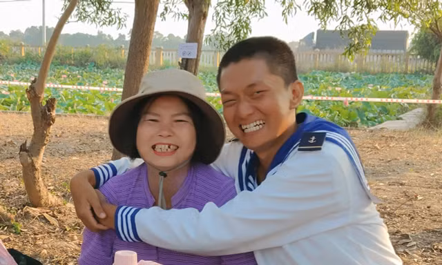 Lần đầu thăm con tại Vùng 4 Hải quân, nhiều phụ huynh vỡ òa cảm xúc