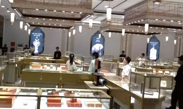 Người Trung Quốc điều hành cơ sở bán hàng không rõ nguồn gốc, nghi buôn bán ngà voi, mật gấu ở Nha Trang