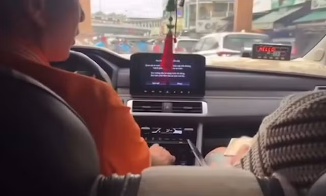 Công an làm việc với tài xế taxi tráo tiền du khách ở Nha Trang