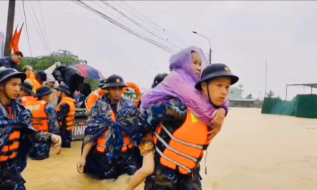 Chiến sĩ vùng 4 hải quân cứu người dân trong lũ dữ.