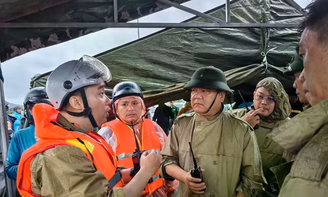 Chủ tịch Khánh Hòa: Không để người dân thiếu đói, rét, không có chỗ ở sau lũ